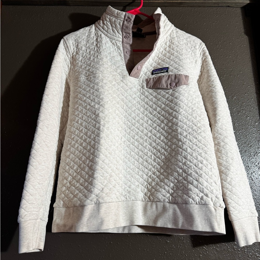 Patagonia quilted pullover in heathered cream/pink!